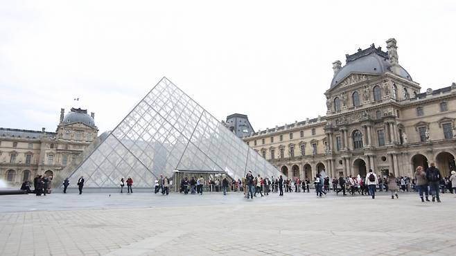 프랑스 루브르 박물관이 비유럽 국가 출신 관람객을 대상으로 입장료를 45%나 대폭 인상하면서, 파리를 찾는 한국인 관광객들의 부담도 커질 전망이다./사진=노란풍선 제공