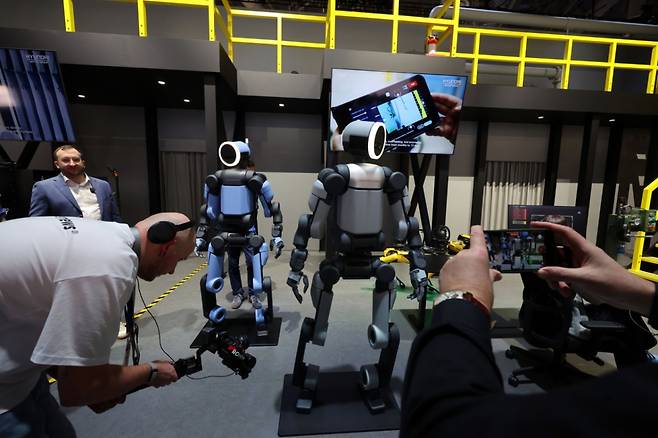 세계 최대 IT(정보기술)·가전 전시회 'CES 2026' 개막 일인 지난 6일(현지시간) 미국 네바다주 라스베이거스 컨벤션센터(LVCC)에서 현대자동차그룹 부스를 찾은 관람객들이 '아틀라스'를 살펴보고 있다. /사진=뉴스1