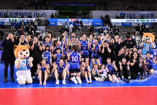 등번호 10번인 고의정이 기업은행 10승을 기념하며 기념촬영을 하고 있다. / 한국배구연맹(KOVO)