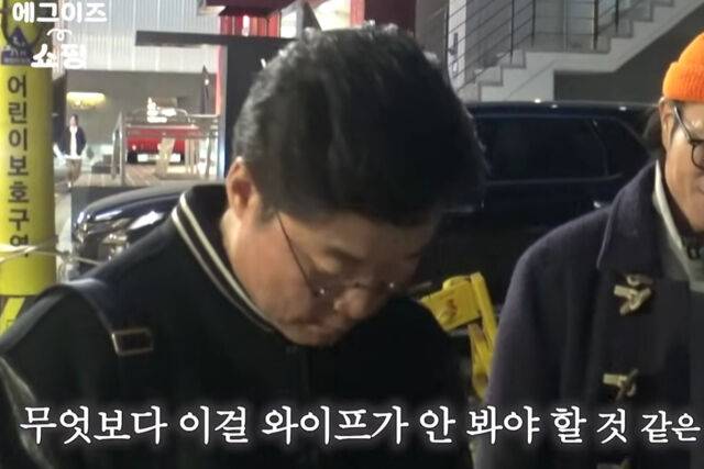 나영석이 과소비를 한 후 아내에게 어떻게 이야기를 해야 할지 난감해 했다. / 유튜브 '채널십오야'