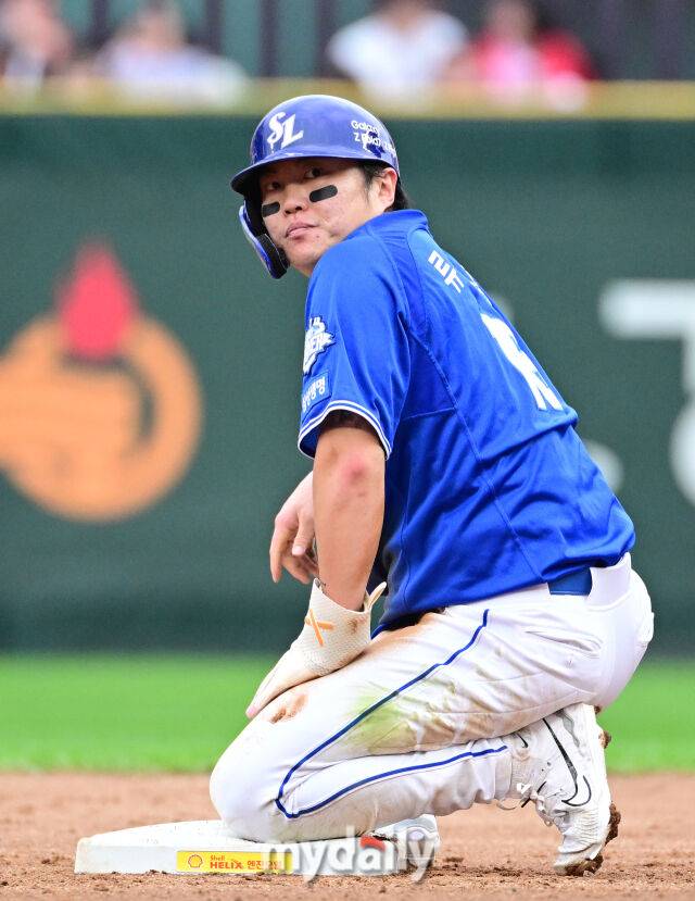 2025년 10월 11일 오후 인천 SSG랜더스필드에서 열린 '2025 신한 SOL Bank KBO 포스트시즌' 삼성 라이온즈와 SSG 랜더스의 준플레이오프 2차전 경기. 삼성 1루 주자 류지혁이 5회초 2사 1루서 2루 도루에 성공한 뒤 더그아웃을 보고 있다./마이데일리