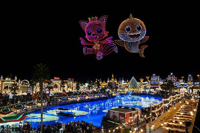 두바이에 두둥실 떠오른 아기상어