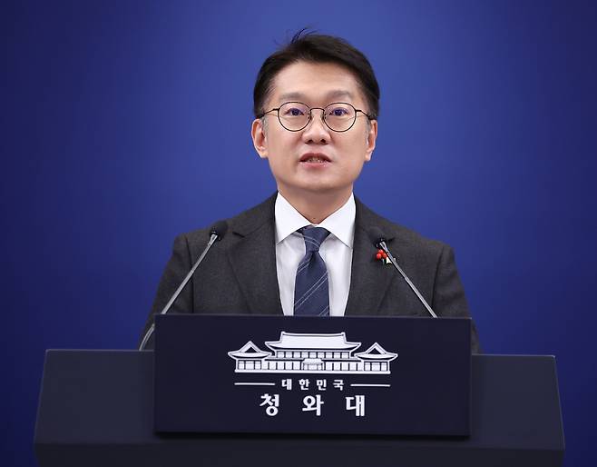 김남준 대변인이 24일 청와대 춘추관에서 이재명 대통령과 김혜경 여사의 희귀 질환 환우·가족 현장 간담회 참석 관련 브리핑을 하고 있다. [연합]