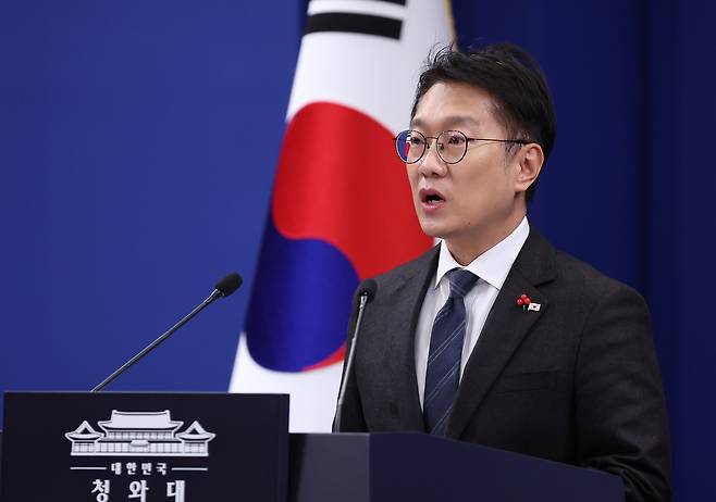 김남준 대변인이 24일 청와대 춘추관에서 이재명 대통령과 김혜경 여사의 희귀 질환 환우·가족 현장 간담회 참석 관련 브리핑을 하고 있다. [연합]