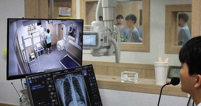 2026년 병역판정검사가 시작된 15일 영등포구 서울지방병무청에서 병역판정 대상자들이 흉부 엑스레이 검사를 받고 있다. [연합]