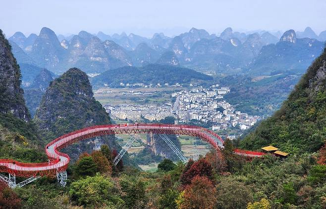 비용 부담 때문에 멀리 안가도, 내가 좋아하는 것에 집중해 만족을 극대화하는 ‘근거리·고밀도’ 여행이 새로운 트렌드로 떠오르고 있다. 사진은 계림 양삭 여의봉에서 내려다 본 천촌만봉