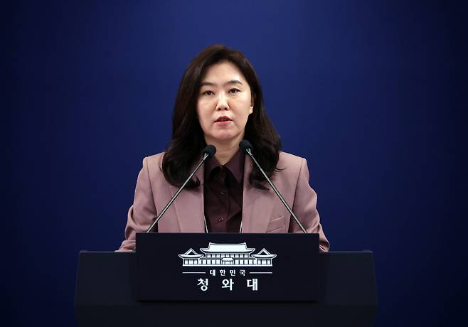강유정 대변인이 12일 청와대 기자회견장에서 캄보디아 성착취 스캠(온라인 사기)조직원 검거관련 브리핑을 하고 있다. [연합]