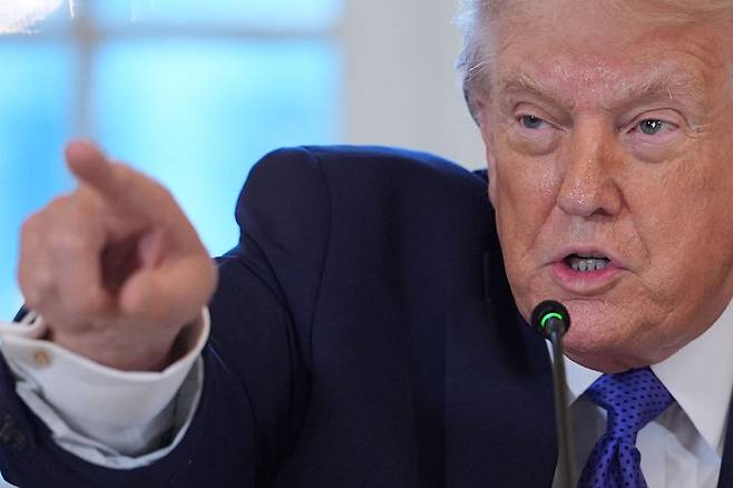 [워싱턴=AP/뉴시스]도널드 트럼프 미국 대통령이 9일(현지 시간) 백악관 이스트룸에서 석유기업 대표들과 간담회를 진행하며 발언하고 있다. 2026.01.10.