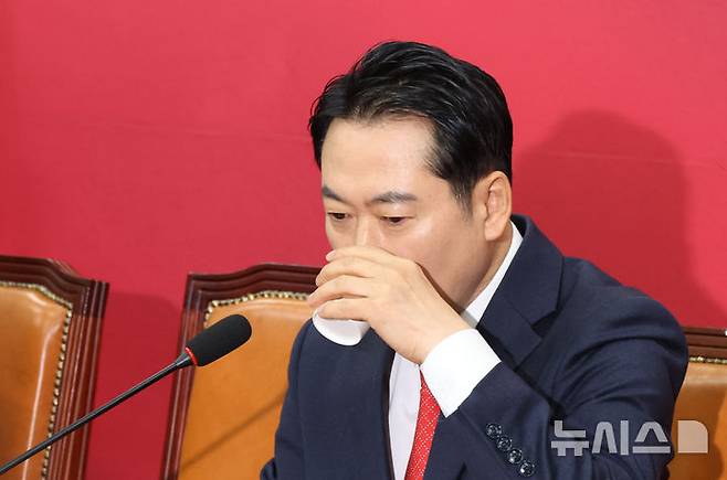 [서울=뉴시스] 김금보 기자 = 장동혁 국민의힘 대표가 15일 오전 서울 여의도 국회에서 열린 최고위원회의에서 물을 마시고 있다. 2026.01.15. kgb@newsis.com