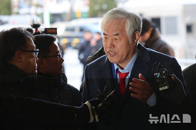 [서울=뉴시스] 권창회 기자 = 전광훈 사랑제일교회 목사가 13일 오전 서울 마포구 서울서부지법에서 열린  구속 전 피의자 심문(영장실질심사)에 출석하고 있다. 2025.01.13. kch0523@newsis.com