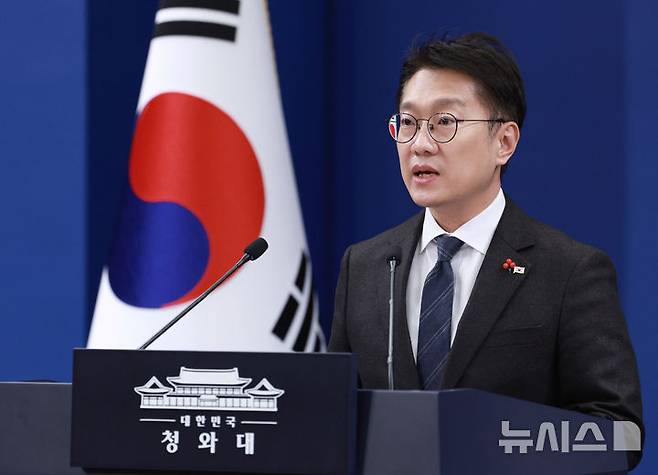 [서울=뉴시스] 고범준 기자 = 김남준 대변인이 24일 청와대 춘추관에서 희귀질환 환우·가족 현장소통 관련 브리핑을 하고 있다. 2025.12.24. bjko@newsis.com