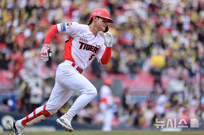 [서울=뉴시스] 프로야구 KIA 타이거즈 김도영이 15일 광주-KIA 챔피언스필드에서 열린 삼성 라이온즈와의 2025 KBO 시범경기에서 안타를 치고 베이스를 달리고 있다. (사진=KIA 타이거즈 제공) 2025.03.15.