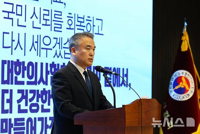 [서울=뉴시스] 박주성 기자 = 김성근 대한의사협회 대변인이 서울 용산구 의협회관에서 브리핑을 하고 있다. 2025.03.20. park7691@newsis.com