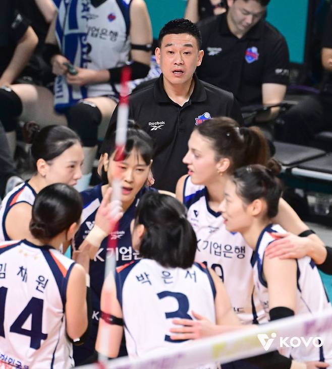 [서울=뉴시스] 여자 프로배구 IBK기업은행 여오현 감독대행이 15일 서울 장충체육관에서 열린 진에어 2025~2026 V-리그 여자부 GS칼텍스와의 경기에서 득점에 성공한 뒤 기뻐하는 선수들을 지켜보고 있다. (사진=KOVO 제공) 2026.01.15. *재판매 및 DB 금지