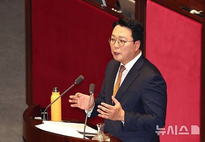 [서울=뉴시스] 김명년 기자 = 천하람 개혁신당 원내대표가 15일 국회에서 열린 본회의에서 '윤석열ㆍ김건희에 의한 내란ㆍ외환 및 국정농단 행위의 진상규명을 위한 특별검사 임명 등에 관한 법률안'에 대해 무제한 토론(필리버스터)을 하고 있다. 2026.01.15. kmn@newsis.com