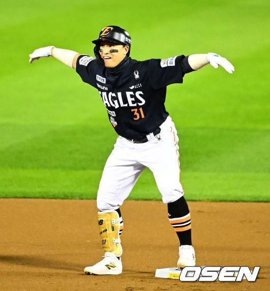 [OSEN=잠실, 지형준 기자] 27일 오후 서울 잠실야구장에서 2025 신한 SOL Bank KBO리그 포스트시즌 한국시리즈 2차전 LG 트윈스와 한화 이글스의 경기가 열렸다.LG는 임찬규, 한화는 류현진을 선발 투수로 내세웠다.1회초 2사에서 한화 손아섭이 좌익수 왼쪽 2루타를 날리며 기뻐하고 있다. 2025.10.27 /jpnews@osen.co.kr