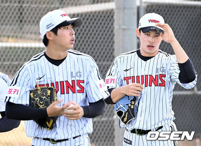 [OSEN=애리조나(미국), 이대선 기자] 14일(한국시간) 미국 애리조나주 스코츠데일 인디언스쿨 파크 베이스볼필드에서 LG 트윈스의 1차 스프링캠프가 진행됐다. LG 추세현과 김영우가 훈련장을 이동하고 있다. 2025.02.14 / sunday@osen.co.kr