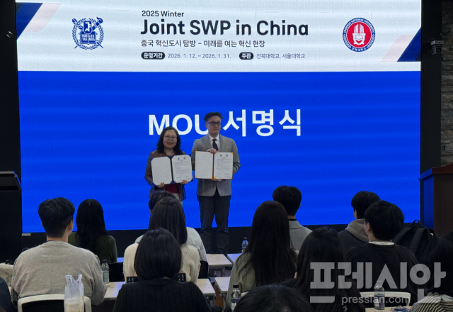 ▲ 전북대학교 조화림 국제처장(왼쪽)과 서울대학교 김태균 국제처장이 중국 현지 연수 프로그램 공동 운영을 위한 업무협약(MOU)을 체결한 뒤 기념촬영을 하고 있다. ⓒ전북대