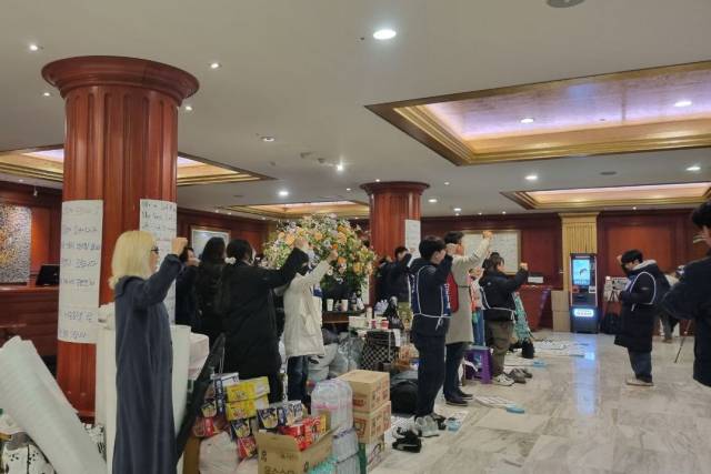 ▲ 15일 서울 명동 세종호텔 로비에서 해고자 복직을 촉구하며 농성 중인 시민들. ⓒ세종호텔 정리해고 철회를 위한 공동대책위원회