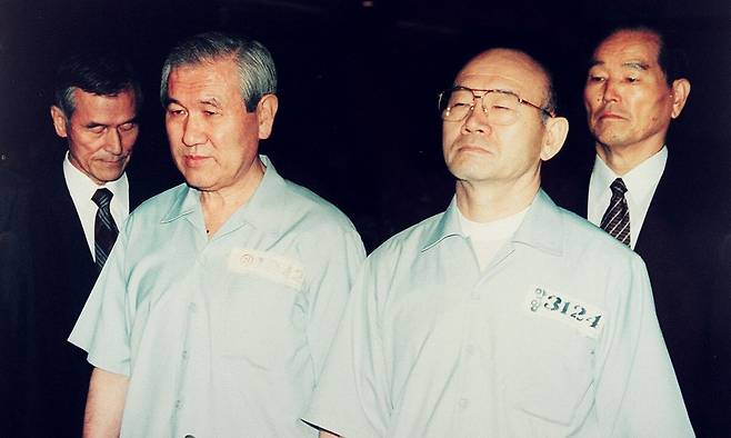 12·12 군사 반란 및 5·18 광주 민주화운동 유혈 진압 사건으로 구속기소된 노태우(왼쪽), 전두환 두 전직 대통령이 1996년 법정에 출석한 모습. 세계일보 자료사진