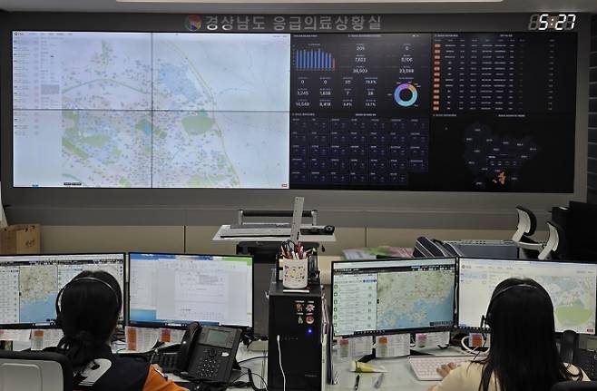 지난해 추석 연휴 기간 경상남도 응급의료상황실에서 근무자들이 응급 상황에 대비해 지역 지도를 살펴보며 근무하는 모습. 경상남도 제공