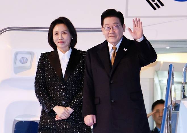 한일 정상회담 등 방일 일정을 마치고 귀국하는 이재명 대통령과 김혜경 여사가 14일 일본 오사카 간사이국제공항 공군 1호기에서 환송객에게 인사하고 있다. 2026.1.14 연합뉴스