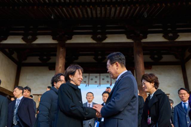이재명 대통령과 다카이치 사나에 일본 총리가 14일 일본 나라현 대표 문화유적지인 호류지(법륭사)에서 친교행사 중 악수하고 있다. 연합뉴스