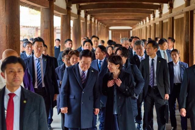 이재명 대통령과 다카이치 사나에 일본 총리가 14일 일본 나라현 대표 문화유적지인 호류지(법륭사)를 관람하고 있다. 연합뉴스