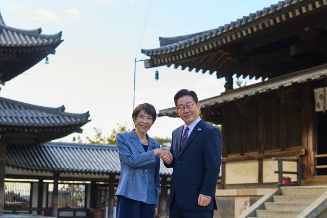 이재명 대통령과 다카이치 사나에 일본 총리가 14일 일본 나라현 대표 문화유적지인 호류지(법륭사)에서 기념촬영을 하고 있다. 연합뉴스