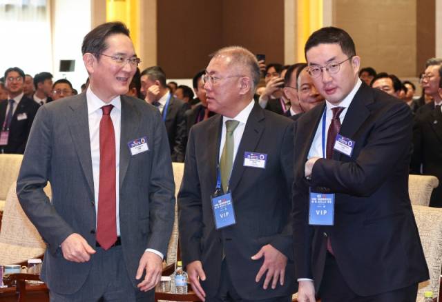 이재용(왼쪽부터) 삼성전자 회장, 정의선 현대차그룹 회장, 구광모 LG 그룹 회장이 5일 베이징 조어대에서 이재명 대통령이 참석한 가운데 열린 한·중 비즈니스 포럼에서 대화하고 있다. 연합뉴스
