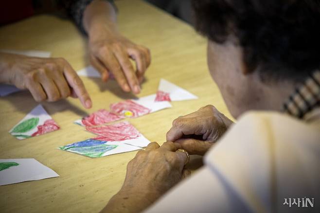 요양보호사가 한 노인의 집에 방문해 돌봄 활동을 하고 있다. ⓒ시사IN 신선영