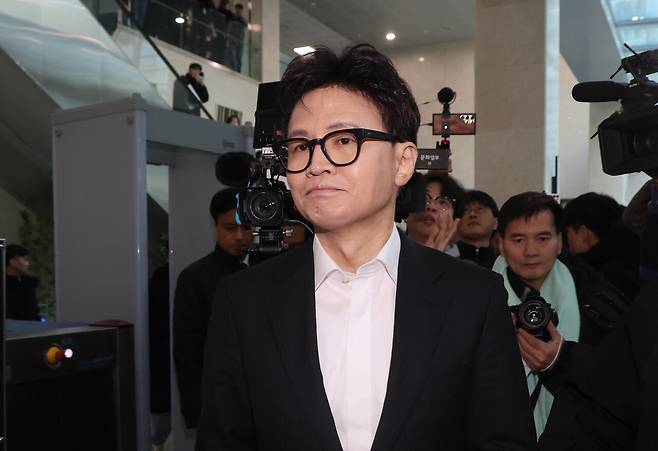 1월14일 한동훈 전 국민의힘 대표가 당 윤리위원회에서 본인을 제명하기로 결정한 것과 관련한 입장을 밝힌 뒤 국회 기자회견장을 떠나고 있다. ⓒ공동취재