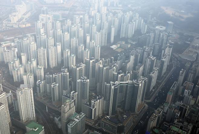 15일 서울 송파구 롯데월드타워에서 바라본 한강변 아파트 단지의 모습 ⓒ연합뉴스