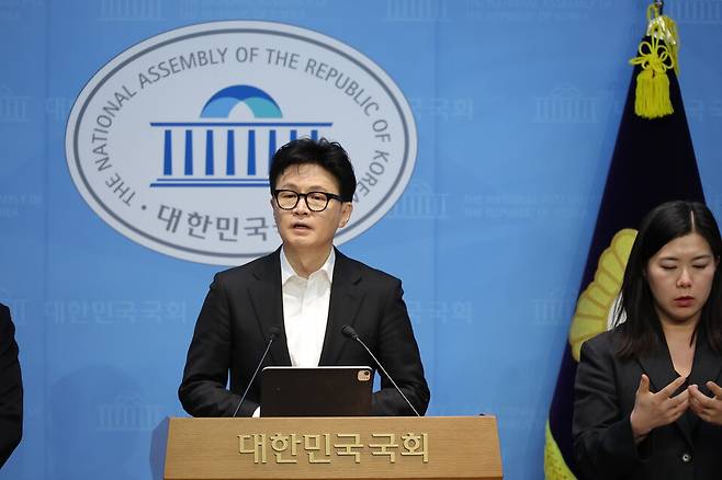 한동훈&nbsp;전 국민의힘 대표가 14일 국회 소통관에서 당 윤리위원회가 본인을 제명 결정한 것과 관련해 입장을 밝히고 있다.&nbsp; ⓒ연합뉴스