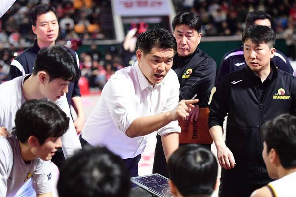 프로 선수로서 이런 경기 하는 것 자체가 팬들에게 죄송스러워 완패에 고개 숙인 조상현 감독