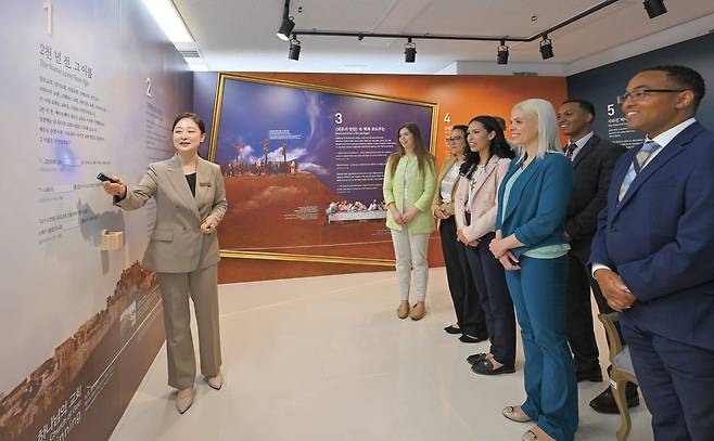 하나님의 교회 82차 해외성도방문단이 경기 분당 ‘새예루살렘 이매성전’에서 ‘하나님의 교회 뿌리를 찾아서’ 전시를 관람하고 있다.