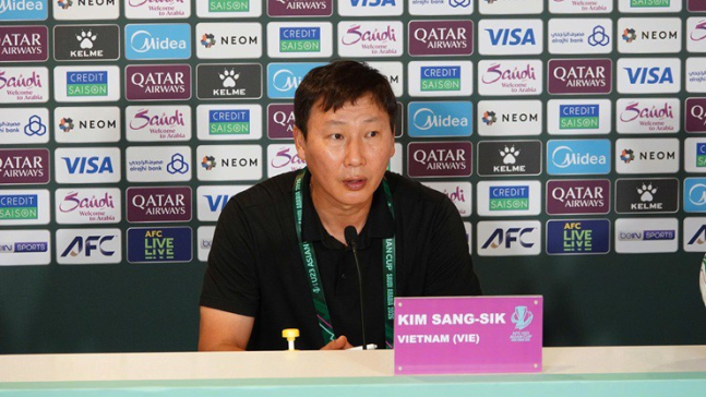‘상식 매직’ 베트남은 더 높은 곳 본다…김 감독, UAE 8강전 앞두고 “자만 NO, 희생·노력으로”