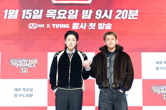 (왼쪽부터) 지코, 크러쉬가 15일 서울 강남구 엘리에나 호텔에서 진행 엠넷 ‘쇼미더머니12’ 제작발표회에서 포즈를 취하고 있다. 엠넷 제공