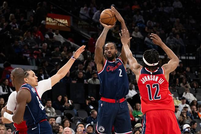 LA 클리퍼스 카와이 레너드가 15일 워싱턴전에서 외곽슛을 던지고 있다. AP연합뉴스