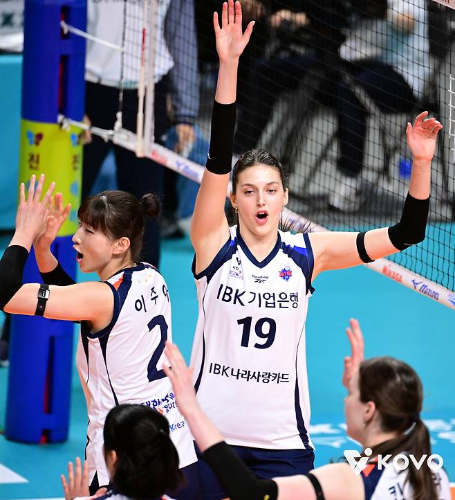 ‘빅토리아 23점’ IBK기업은행, 시즌 첫 5연승 질주…3위와 격차 승점 4로 추격