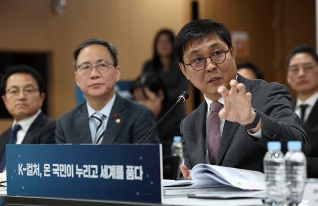 최휘영(오른쪽) 문화체육관광부 장관이 14일 문체부 소속·공공기관 2차 업무보고에서 발언하고 있다.  /사진=문체부