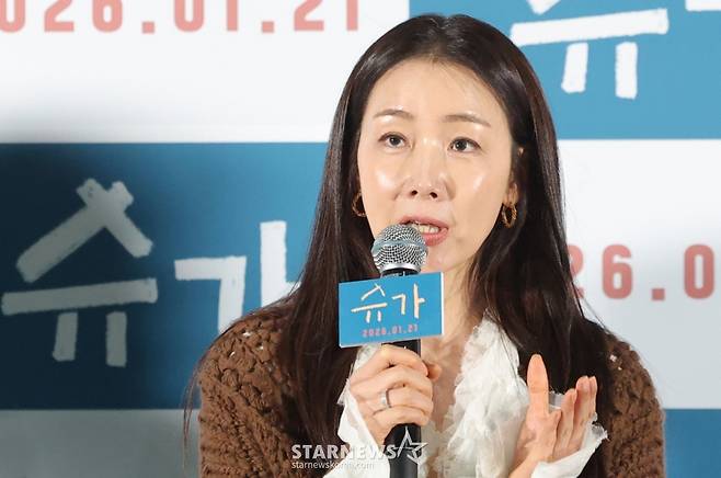 (서울=뉴스1) 권현진 기자 = 배우 최지우가 15일 오전 서울 광진구 롯데시네마에서 열린 영화 ‘슈가'(감독 최신춘) 언론시사회에서 취재진 질문에 답하고 있다.  '슈가'는 모성애를 넘어선 사회적 편견의 극복, 가족의 연대와 사랑을 유쾌하고 따뜻한 시선으로 그린 웰메이드 휴먼 드라마다. 2026.1.15/뉴스1  Copyright (C) 뉴스1. All rights reserved. 무단 전재 및 재배포,  AI학습 이용 금지. /사진=(서울=뉴스1) 권현진 기자