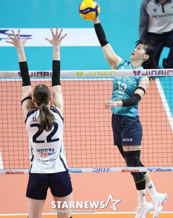 유서연(오른쪽)이 공격을 시도하고 있다. /사진=김진경 대기자