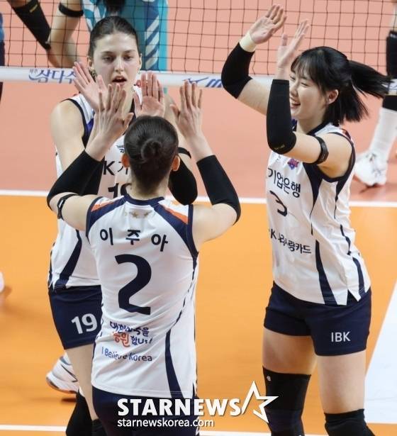BK기업은행 선수들이 15일 오후 7시 서울 장충체육관에서 열린 GS칼텍스와의 '진에어 2025~2026 V리그 여자부 정규리그' 4라운드에서 득점 후 기뻐하고 있다. /사진=김진경 대기자