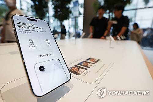 아이폰  (서울=연합뉴스) 서대연 기자 = 애플의 신제품 아이폰17 시리즈 공식 출시일인 19일 서울 중구 애플 명동점에 역대 가장 얇은 모델인 아이폰 에어가 전시돼 있다. 2025.9.19 dwise@yna.co.kr