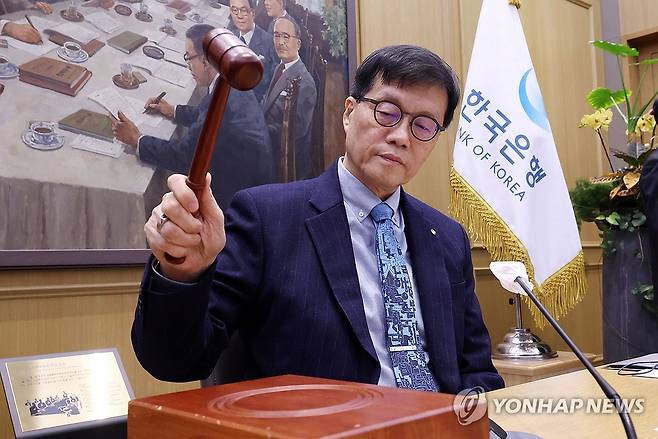 의사봉 두드리는 이창용 한국은행 총재 (서울=연합뉴스) 이진욱 기자 = 이창용 한국은행 총재가 15일 서울 중구 한국은행에서 열린 금융통화위원회 통화정책방향 회의에서 의사봉을 두드리고 있다. 2026.1.15 [공동취재] cityboy@yna.co.kr