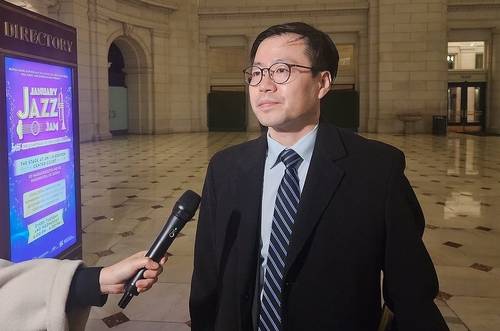 취재진 질문에 답하는 여한구 통상교섭본부장 (워싱턴=연합뉴스) 박성민 특파원 = 미국을 방문 중인 여한구 산업통상부 통상교섭본부장이 14일(현지시간) 미국 워싱턴DC의 유니온역에서 한국 특파원들과 만나 질문에 답하고 있다. 2026.1.15 min22@yna.co.kr