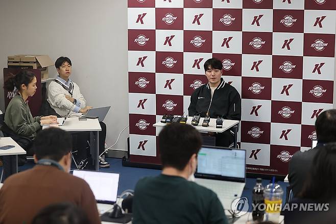 인터뷰하는 박병호 코치 (서울=연합뉴스) 서대연 기자 = 박병호 키움 히어로즈 잔류군 선임코치가 15일 서울 구로구 고척스카이돔에서 취재진과 인터뷰하고 있다. 2026.1.15 dwise@yna.co.kr