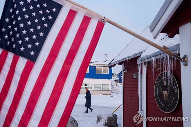 14일 그린란드 수도 누크에 있는 미국 영사관 현관에 걸린 성조기. [AP=연합뉴스]