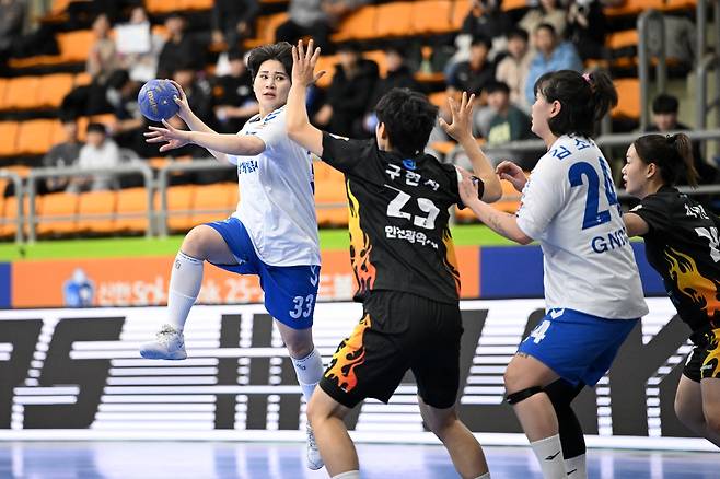 15일 인천시청을 상대로 슛을 던지는 경남개발공사 이연송.  [한국핸드볼연맹 제공. 재판매 및 DB 금지]